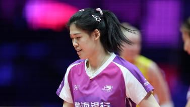 还有魔人？哈兰德都扛不开范迪克，圣徒前锋奥努亚楚居然扛开了.